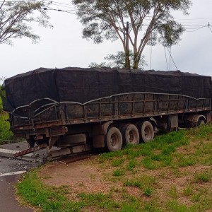 Carreta atinge poste, provoca falta de energia e mobiliza forças de emergência em Prudente